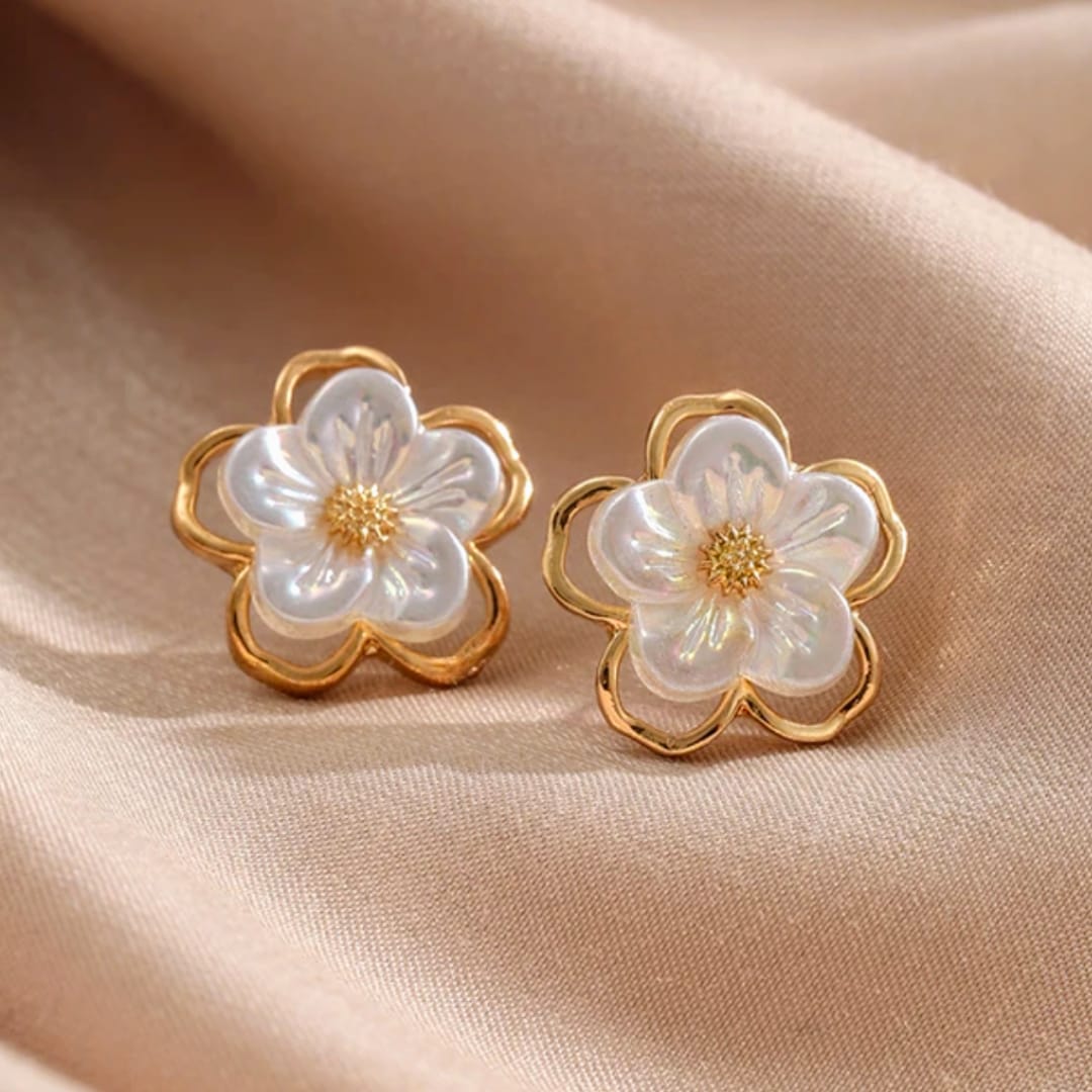 Charming Golden Lining Floral Earrings